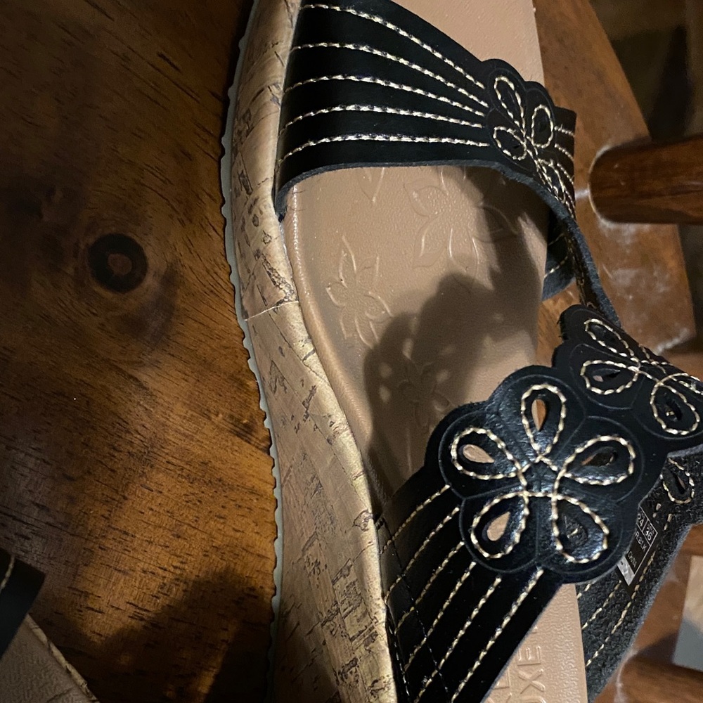 Skechers Women's Black Floral Sandals - Picture 2 of 7